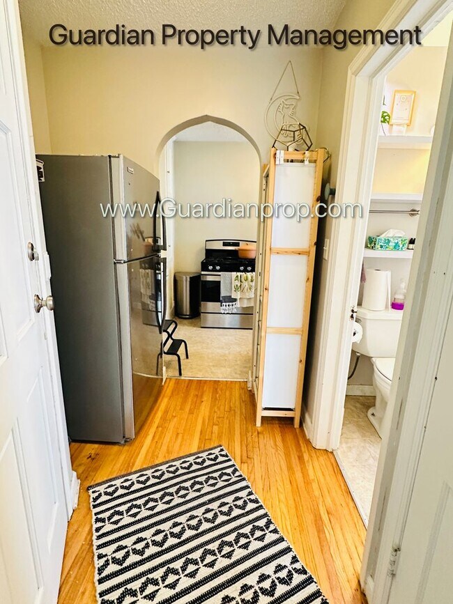 Building Photo - South Minneapolis Side by Side, Laundry, Dishwasher, Fenced Yard, Storage,  1 Car Garage available,
