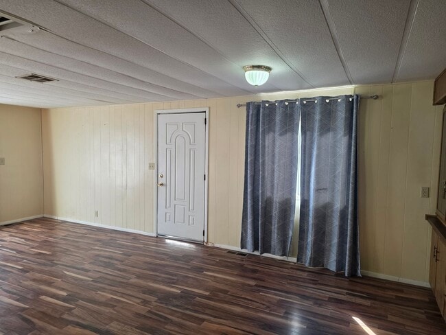Building Photo - LAND, LAND AND MORE LAND! 2 bed/2 bath Manufactured home in Bullhead City on Huge double lot!