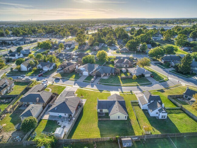 Building Photo - Move in discount / $800 first month rent