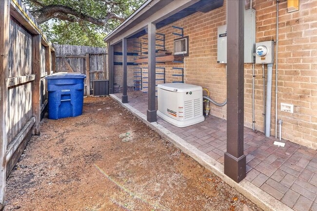 Building Photo - 5305 Greenbriar Dr