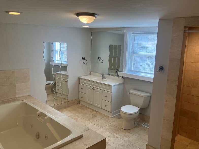 Bathroom /Jacuzzi and Shower - 1733 W Superior St