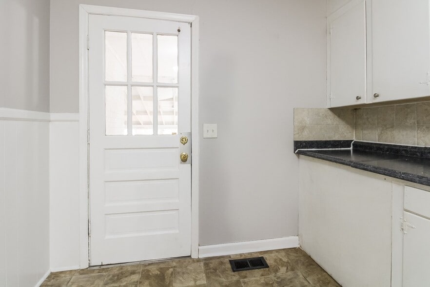 Building Photo - 2342 Center St