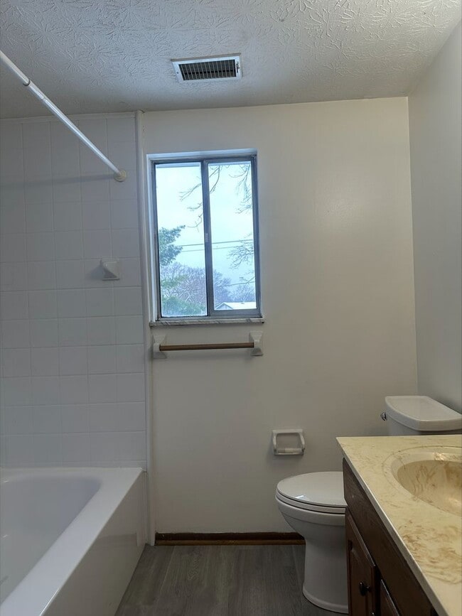 Building Photo - 4 Bed 2 Bath Home in Columbus!