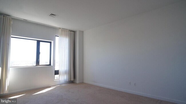 Building Photo - 10 E Lee St