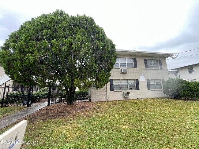 Building Photo - 5511 Los Santos Way