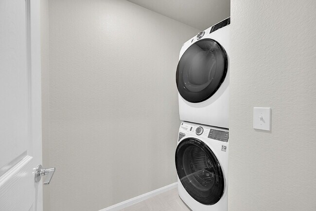 Building Photo - $2,295.00, 2 bed, 2.5 bath located in Denver