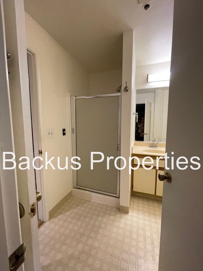 Building Photo - Beautiful two bedroom unit set in hills of Del Rey Oaks