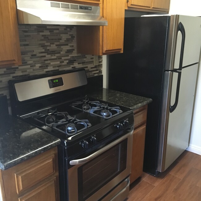 kitchen - 4129 W Hood Ave