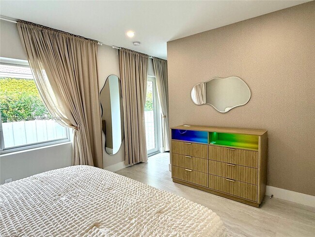 Building Photo - 1345 SW 14th Ave