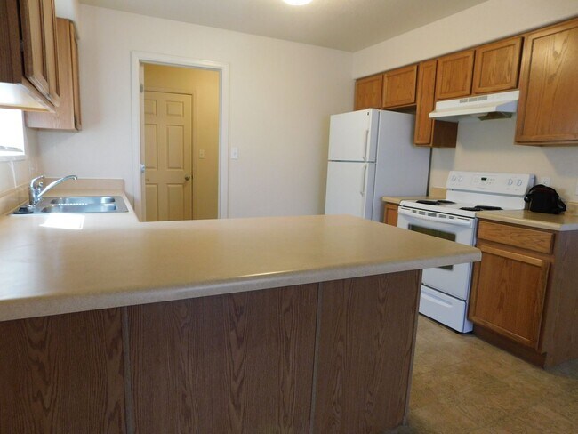 Building Photo - Spacious Home in Dove Creek Sub-Division