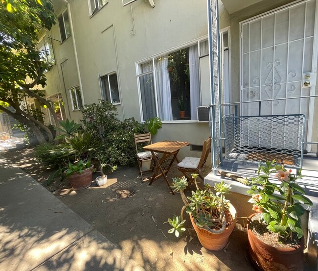 Building Photo - 2135 Beachwood Dr