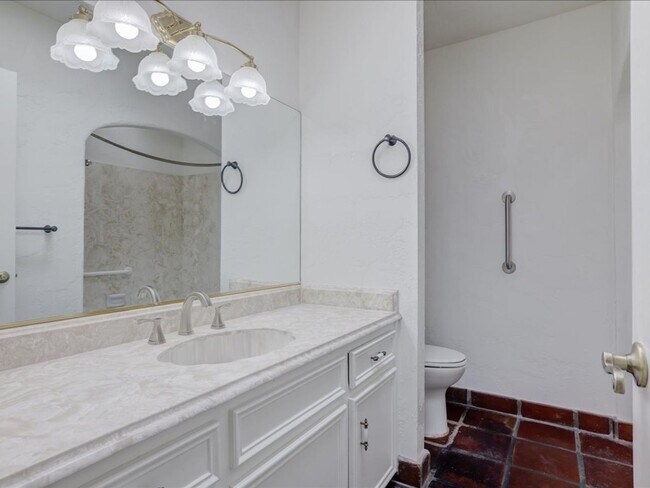Building Photo - Enjoy stunning Catalina Mountain views fro...