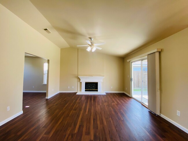 Building Photo - $2,295 Beautiful 3 Bedroom Home- Valentine...
