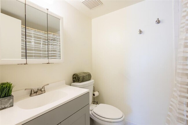 Building Photo - 210 Cypress Ct