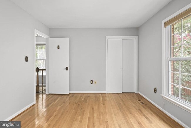 Building Photo - 2514 S Walter Reed Dr