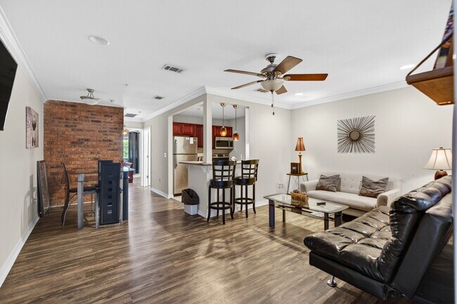 Building Photo - TDY Special! 1/1 fully furnished