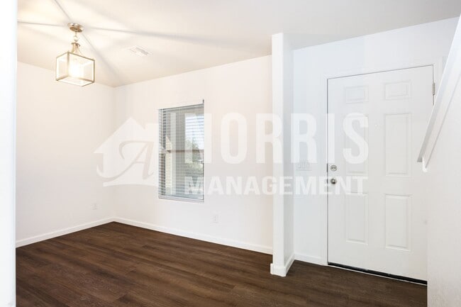 Building Photo - Beautiful Large Home Very Close to Freeway