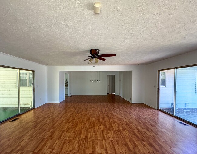 Building Photo - 3 Bed 2 Bath College Lakes Home with Fence...