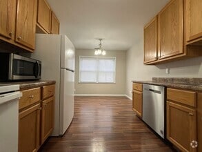 Building Photo - Spacious 2 Bedroom, 1.5 Bath