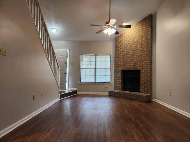 Building Photo - **Available January 1st** 3 Bedroom, 2.5 Bath Town Home