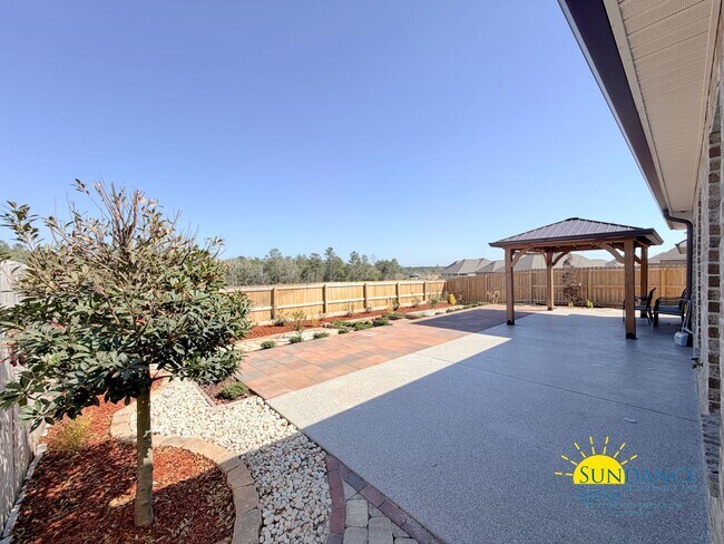 Building Photo - Custom-crafted details shine throughout this stunning 3-bedroom home in Magnolia at the Bluffs in...