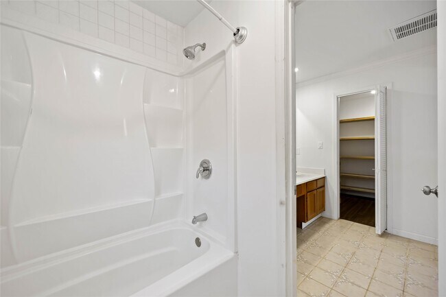 Building Photo - 6210 Gladewell Dr