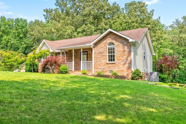 Building Photo - Pet Friendly Three Bedroom in Springfield!