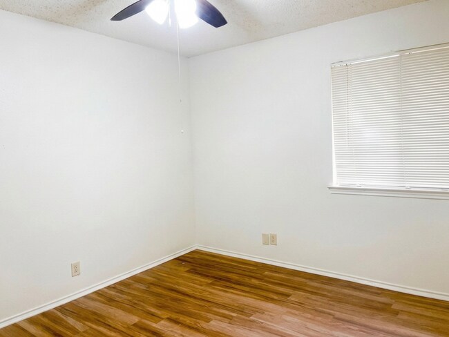 Building Photo - 8873 Meadow Trace St