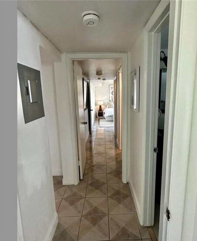 Building Photo - 1975 SE 3rd St