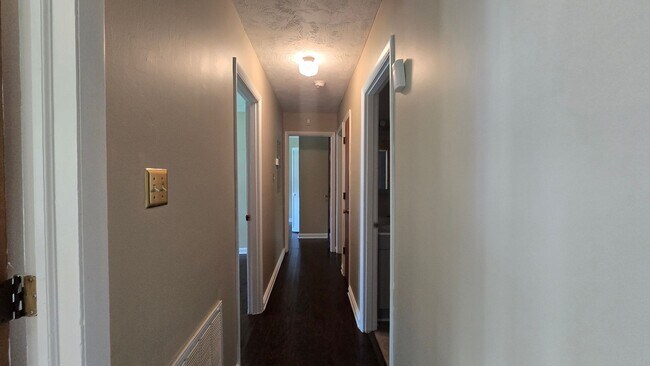Building Photo - 650 E Raynor Dr