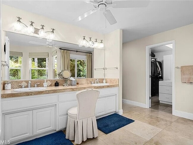 Building Photo - Custom built home with an AMAZING resort l...
