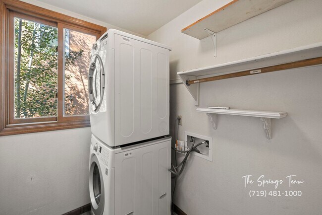 Building Photo - SPECTACULARLY HUGE 6BD HOME with PANORAMIC MOUNTAIN VIEWS - Security Deposit Waiver Available