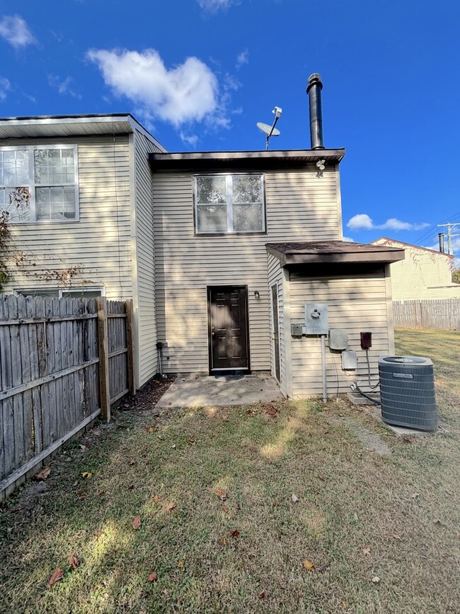 Building Photo - LOVELY END-UNIT TOWNHOME IN CHURCHLAND ARE...