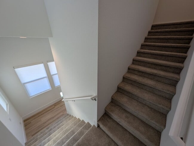 Building Photo - 675 Agate Bridge St