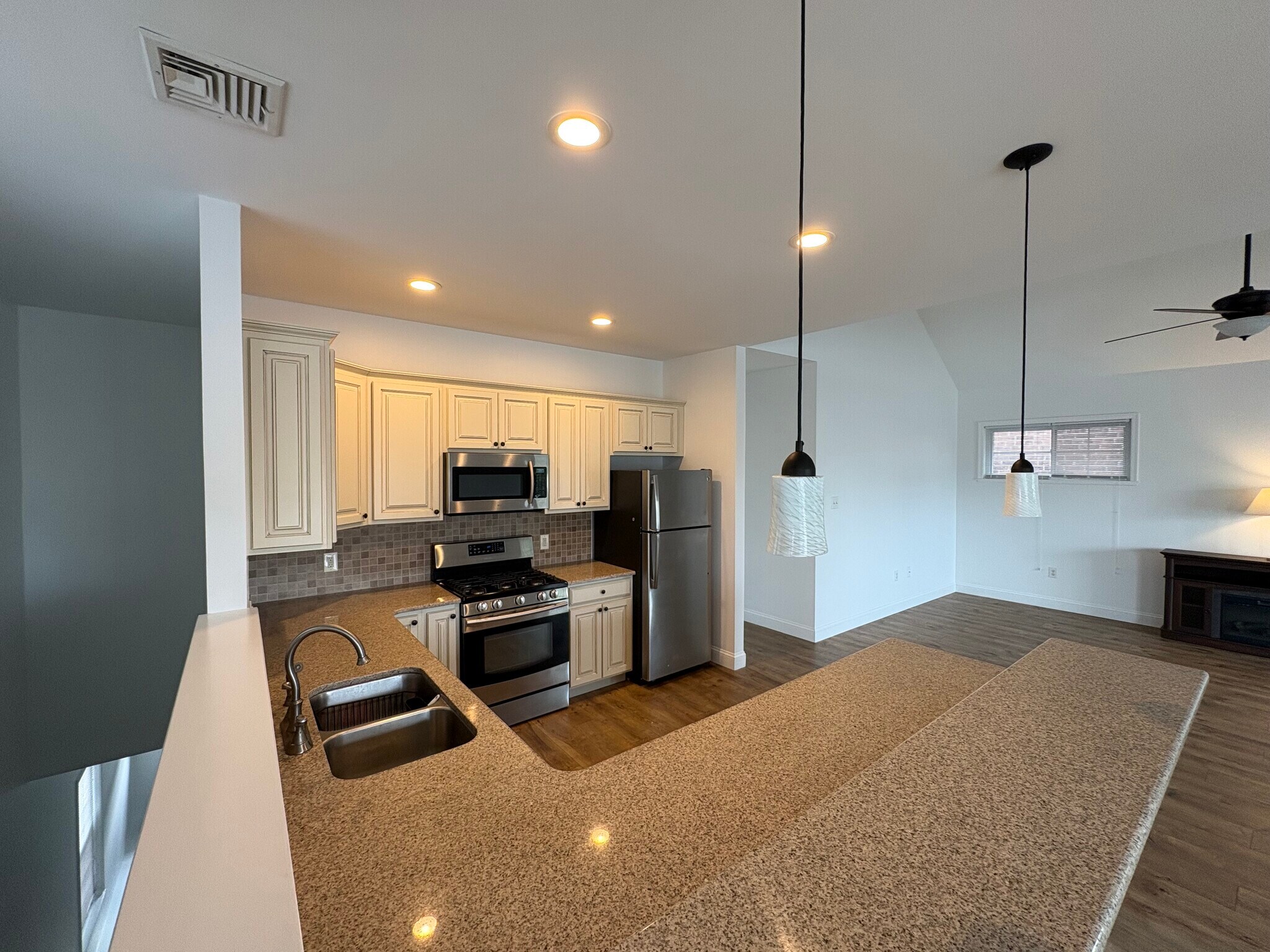 Building Photo - 4524 Edgemont St