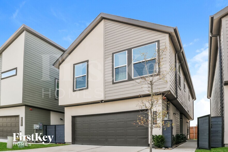 Building Photo - 18338 W Centro Cir