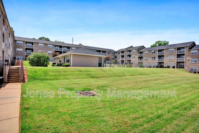 Building Photo - 305 Country Club Dr NE