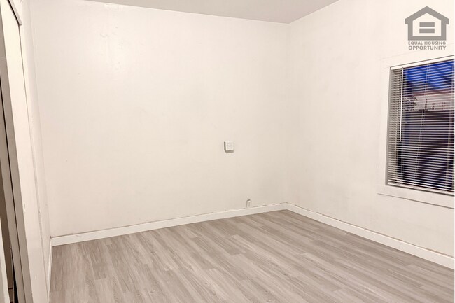 Building Photo - 903