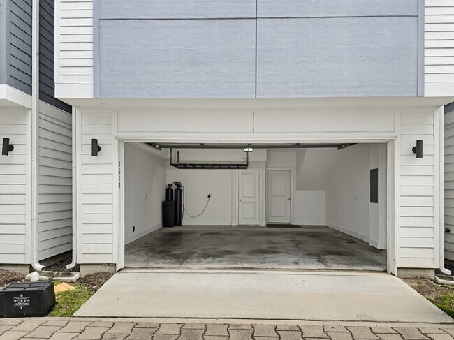 Building Photo - 2613 Hutchins St