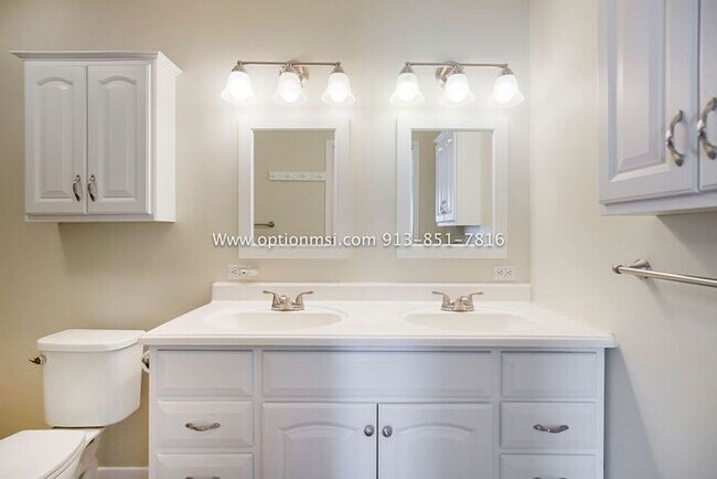 Building Photo - Fantastic four-bedroom ranch in the heart ...