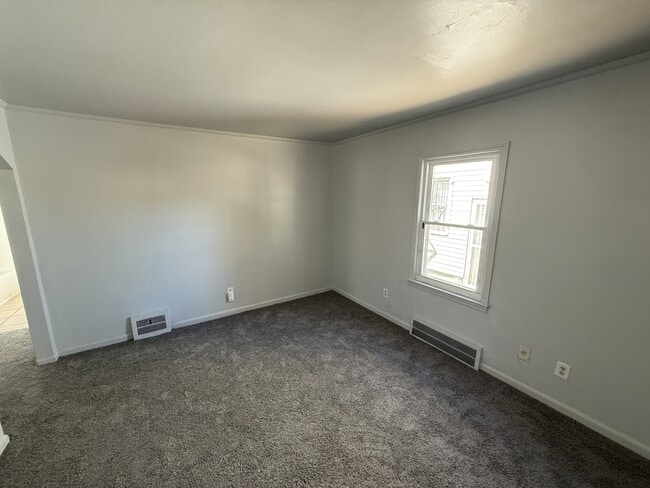 Building Photo - 18532 Roscommon St