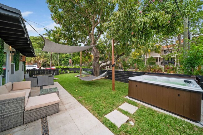 Building Photo - 1416 NE 9th St