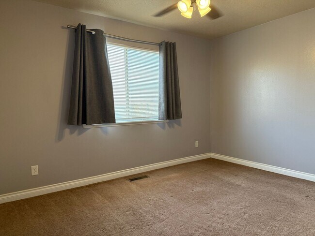 Building Photo - 806-808 W 6th Ave