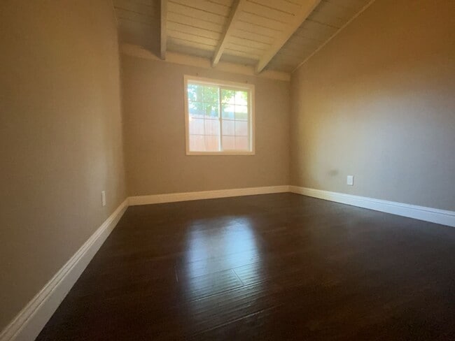 Building Photo - Updated 3 bedroom close to downtown and UC...