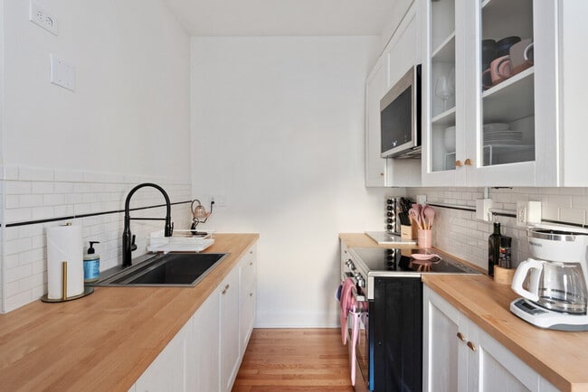 Building Photo - 2015 NW Flanders St