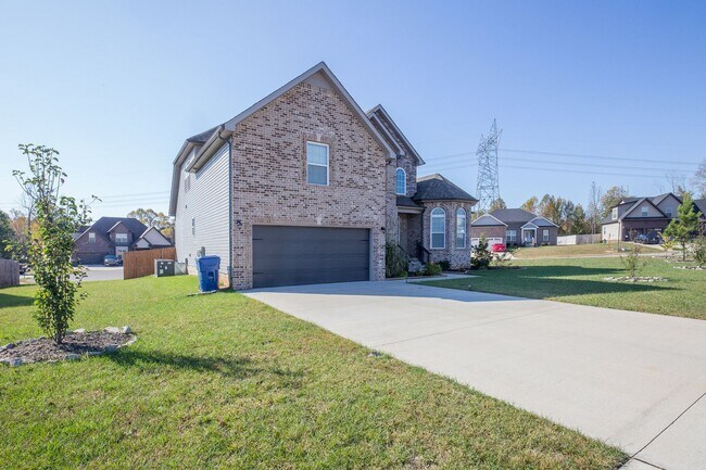 Building Photo - Huge 4 bd 3 ba Sango Go!