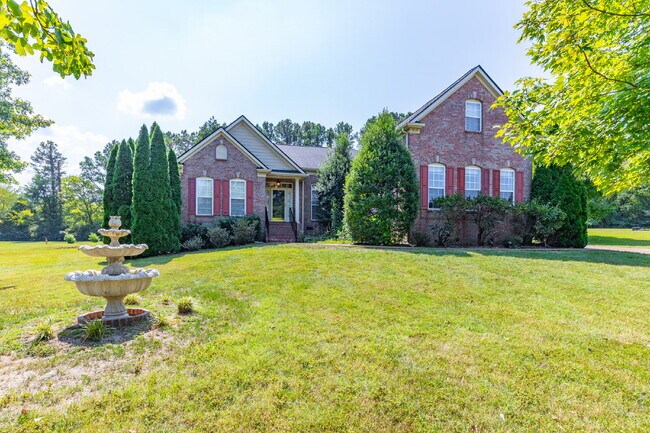 Building Photo - Luxury, Location, and Lifestyle on Rolling...
