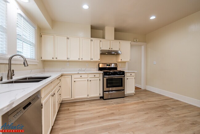 Building Photo - 768 Calderon Ave
