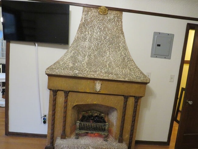 Building Photo - Capitol Hill Studio $1550.00,  W/S/G included. La Flor Condominiums.