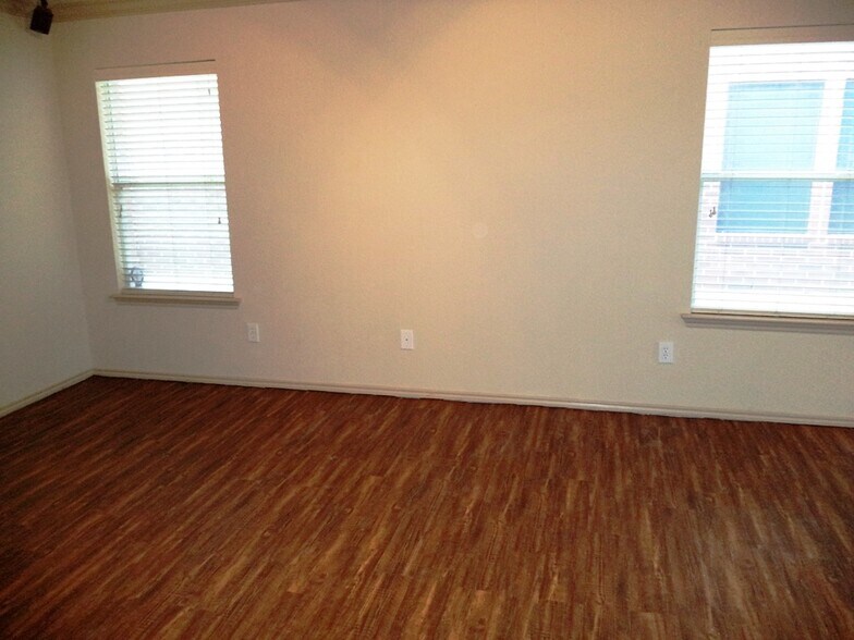 Building Photo - 2121 Ingrid Ln